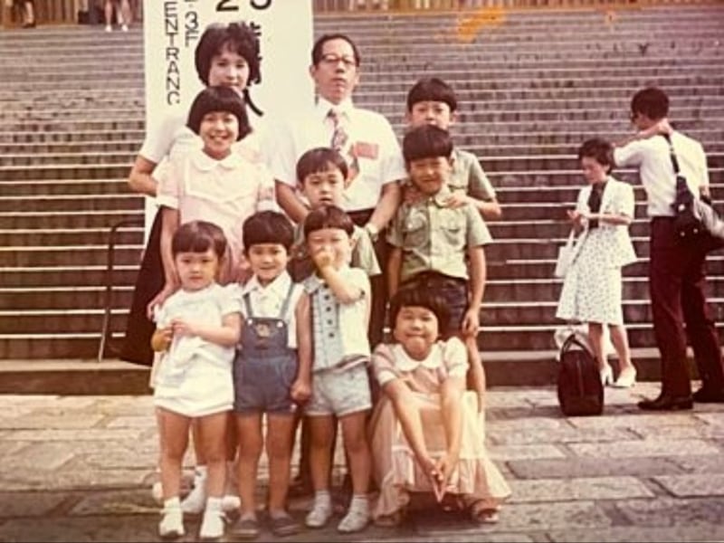 Photo de la famille Tokuzawa et de ses amis lors de la conférence régionale du Japon le 9 août 1975. Seiji Tokuzawa avait 10 ans.