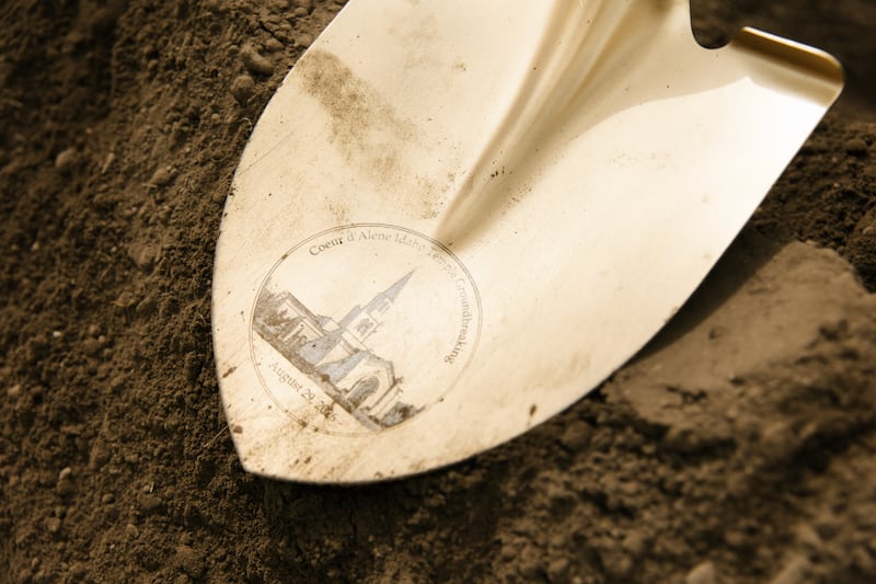 Gros plan sur les pelles cérémonielles utilisées pendant la cérémonie d'ouverture du chantier du temple de Coeur d’Alene (Idaho), le samedi 29 août 2026, à Coeur d’Alene (Idaho).