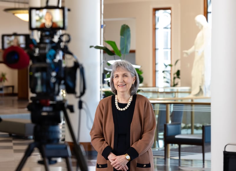 Sœur J. Anette Dennis prend la parole au Conference Center à Salt Lake City lors du tournage de la veillée mondiale de la Société de Secours de 2026.