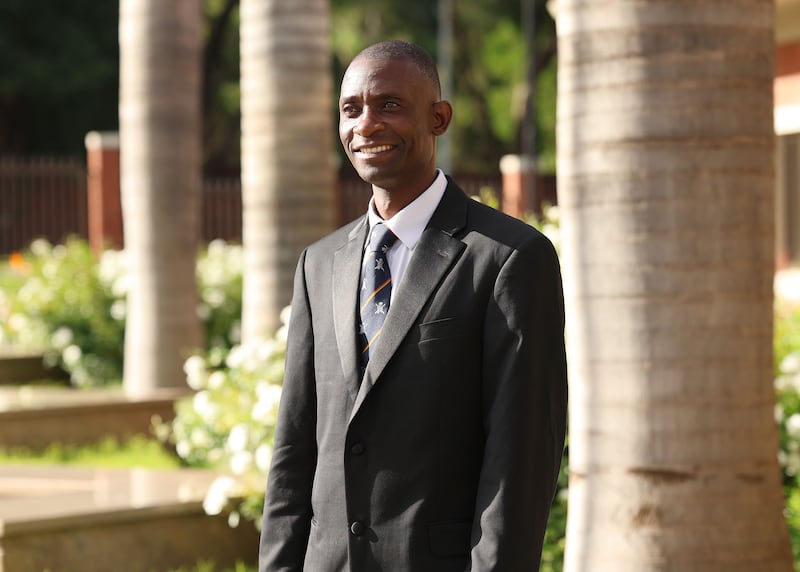 Kilford Shereni se tient sur le terrain du temple de Harare, au Zimbabwe.