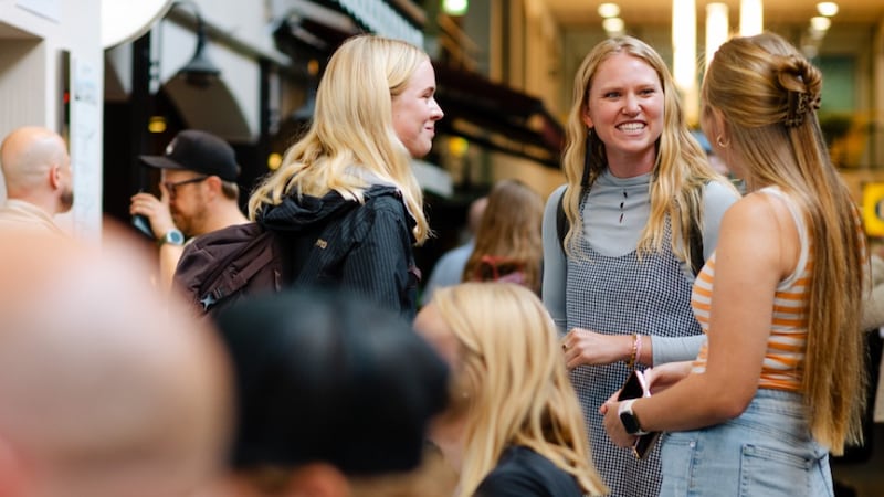 Des jeunes adultes seuls assistent au Festinord 2026, qui s'est tenu du 28 juillet au 1ᵉʳ août 2026 à Ikaalinen, en Finlande.