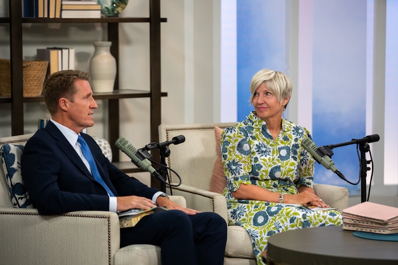 À gauche, Timothy L. Farnes, président général des Jeunes Gens, et Emily Belle Freeman, présidente générale des Jeunes Filles, s'expriment lors de l'enregistrement du podcast du Church News publié le lundi 31 août 2026.