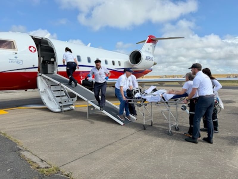Les membres de l'équipage d'Intermountain Health installent Estelle Santiago, alors âgée de 3 ans, dans un avion médicalisé en Uruguay en janvier 2026.