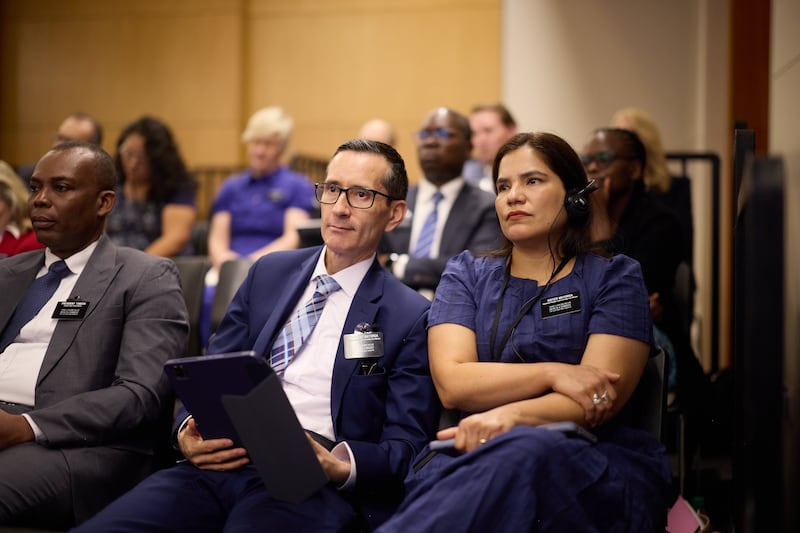 Le président Enrique Mayorga et son épouse, sœur María Angélica Bayas de Mayorga, qui serviront dans la mission de Saint-Domingue-Est en République dominicaine, écoutent pendant le séminaire pour les nouveaux dirigeants de mission le samedi 20 juin 2026, au centre de formation des missionnaires de Provo à Provo, dans l'Utah.