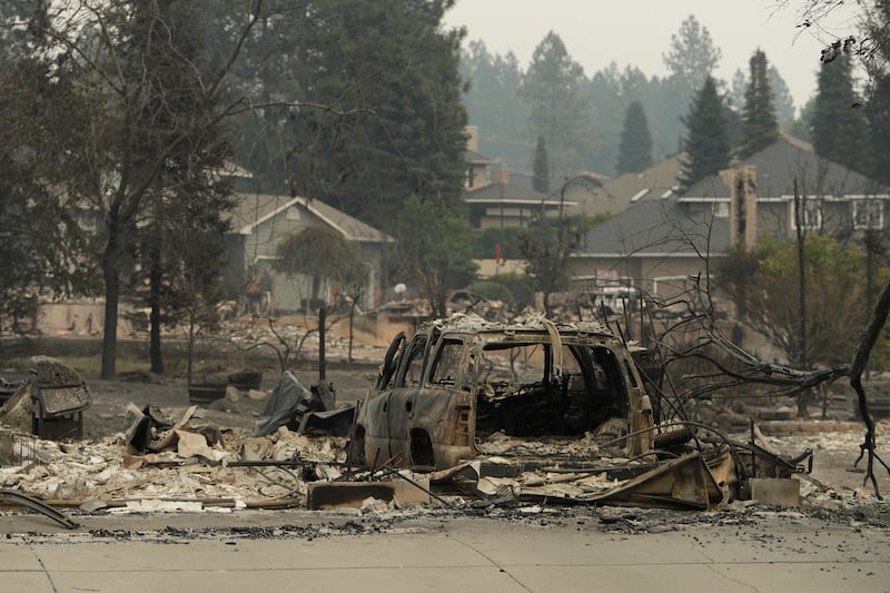 Un véhicule et une structure sont brûlés sur North Skyline Drive à cause d’un feu de forêt, le dimanche 2 août 2026, à Spokane (Washington).