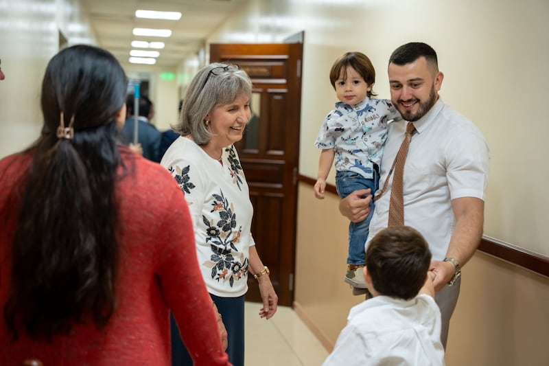 Sœur J. Anette Dennis rencontre une famille à San Salvador, El Salvador, le 9 juin 2026.