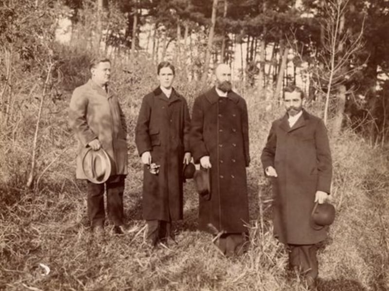 Horace S. Ensign, à gauche, Alma O. Taylor, frère Heber J. Grant, et Louis A. Kelsch, les premiers missionnaires au Japon, sont photographiés à Yokohama, au Japon, en 1901.