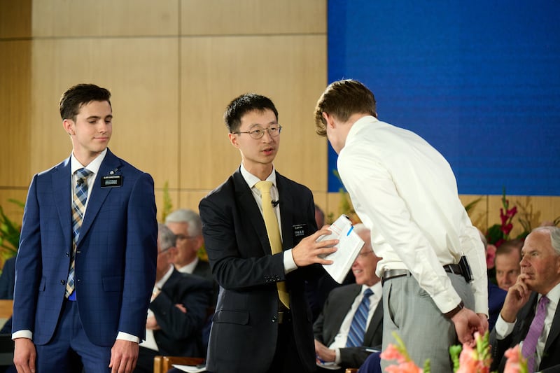 Des missionnaires simulent une rencontre avec quelqu'un dans la rue lors d'une présentation au Séminaire 2026 pour les nouveaux dirigeants de mission au centre de formation des missionnaires de Provo à Provo, Utah, le jeudi 18 juin 2026.