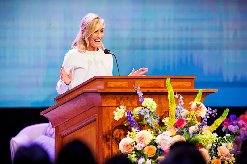 Sœur Tamara W. Runia, première conseillère dans la présidence générale des Jeunes Filles, prend la parole au Marriott Center dans le cadre de la conférence des femmes de BYU 2026 à Provo, Utah, le mercredi 29 avril 2026.