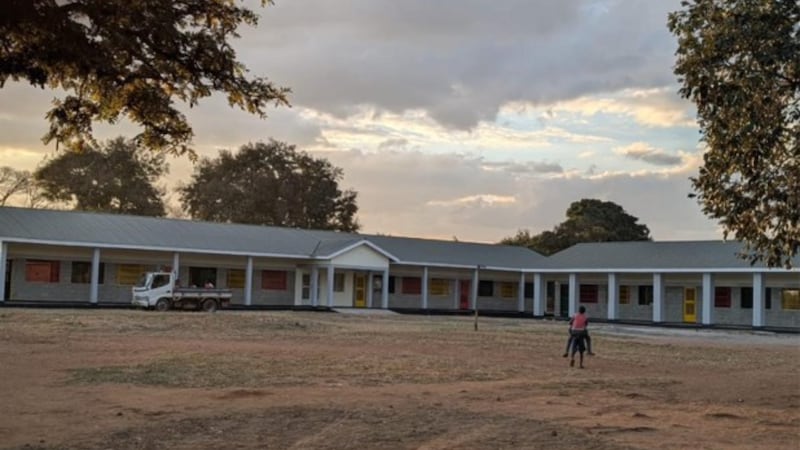 De nouveaux blocs de salles de classe sont photographiés à l’école primaire de Magwero, dans le district de Lilongwe, au Malawi, le 19 juin 2026.