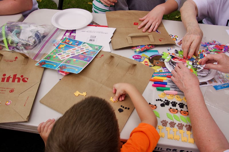 Des enfants participent à un projet artistique lors d'une activité de service.