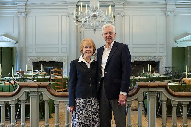 Le président D. Todd Christofferson, deuxième conseiller dans la Première Présidence, et sa femme, sœur Kathy Christofferson, visitent des sites historiques de Philadelphie, dont la Cloche de la Liberté et l'Independence Hall, le vendredi 12 juin 2026.