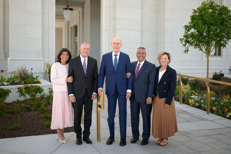 Au centre, le président Henry B. Eyring, premier conseiller dans la Première Présidence, est accompagné à gauche par frère Steven R. Bangerter, soixante-dix Autorité générale et directeur exécutif du département des temples de l'Église, et son épouse, sœur Susann A. Bangerter ; et à droite par frère Jorge T. Becerra, soixante-dix Autorité générale et membre de la présidence de l'interrégion d'Utah, et son épouse, sœur Debbie I. Becerra, le samedi 2 mai 2026, sur le terrain du temple de Lindon (Utah). Le président Eyring a consacré le temple le lendemain.