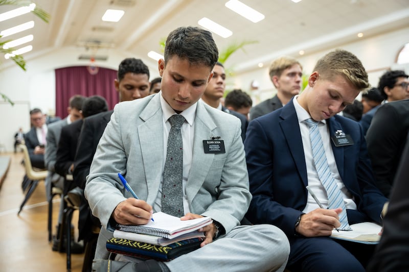 Des missionnaires prennent des notes en assistant à une réunion spirituelle avec frère Ronald A. Rasband, du Collège des douze apôtres, à Managua, au Nicaragua, le vendredi 16 2026.