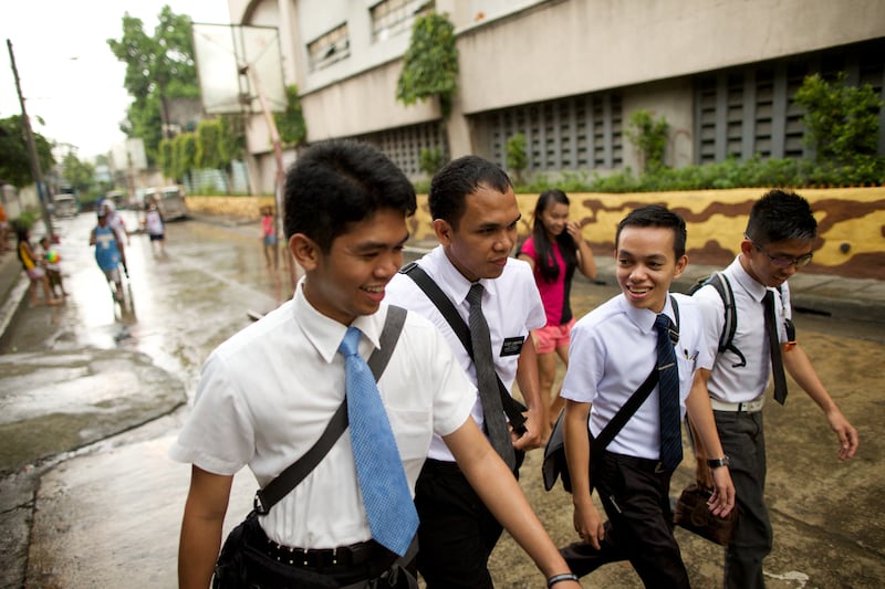 Un groupe de missionnaires marche ensemble dans une rue aux Philippines en 2025.