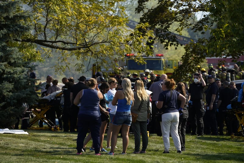 Les services d'urgence interviennent sur les lieux à l'extérieur d'un lieu de culte de L'Église de Jésus-Christ des Saints des Derniers Jours à la suite d'une fusillade et d'un incendie à Grand Blanc, dans le Michigan, le dimanche 28 septembre 2025.