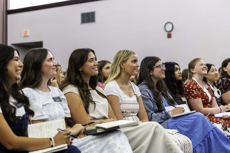 Des missionnaires à Toronto, au Canada, écoutent le président D. Todd Christofferson, deuxième conseiller dans la Première Présidence, le samedi 13 juin 2026.