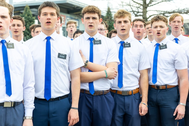 Des missionnaires de la mission de Missouri Independence s'échauffent avant de chanter l'hymne national lors du match des Royals de Kansas City, le jeudi 9 avril 2026.