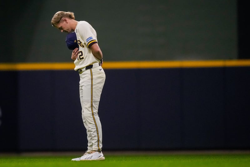 Cooper Pratt, arrêt-court des Brewers de Milwaukee, se tient debout pendant l'hymne national avant le match 2 de la Série mondiale de baseball, le samedi 24 octobre 2026, à Milwaukee, dans le Wisconsin, entre les Brewers de Milwaukee et les Rays de Tampa Bay.