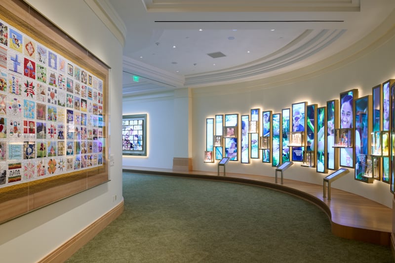 Les murs du niveau inférieur du centre des visiteurs de Temple Square à Salt Lake City contiennent des vidéos, des photos, des enregistrements audio et "The Family Quilt". Les portes ont été ouvertes au public le 18 mai 2026.