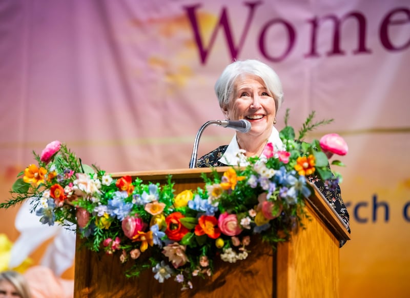 Sœur Neill F. Marriott prend la parole lors de la conférence pour les femmes « Faithful & Loved » de 2026, qui s’est tenue le samedi 19 septembre à l’université du North Texas à Denton (Texas).