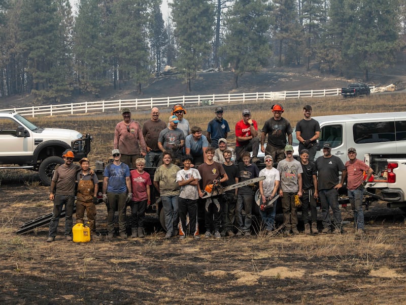 Des jeunes gens et des dirigeants du pieu de Mount Spokane (Spokane, Washington) posent pour une photo après avoir aidé à déblayer les débris d'un quartier endommagé par des feux de forêt à Spokane (Washington), le lundi 3 août 2026.