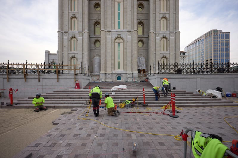 Des travaux de pavage en pierre sont en cours sur les tours ouest du temple de Salt Lake, le mardi 21 avril 2026, à Salt Lake City.