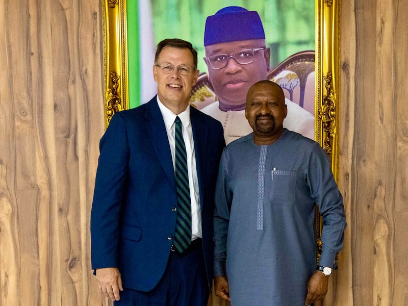 Frère Clark G. Gilbert, du Collège des douze apôtres, à gauche, pose avec le vice-président de la Sierra Leone, Mohamed Juldeh Jalloh, à Freetown (Sierra Leone), le mercredi 26 août 2026.