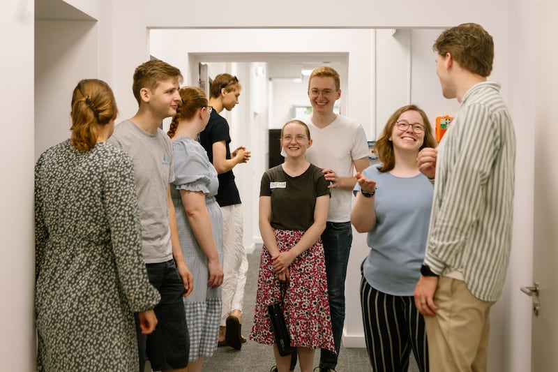 Des jeunes adultes se rassemblent dans le nouvel institut de religion de Francfort, en Allemagne, le 27 juin 2026.