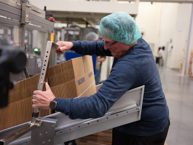Frère Kevin Armatage aligne des boîtes à Deseret Mill and Pasta à Kaysville (Utah).