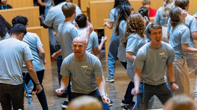 Des jeunes adultes animateurs accueillent les participants à la conférence Jeunes, soyez forts à Kamloops, en Colombie-Britannique (Canada), en août 2026.