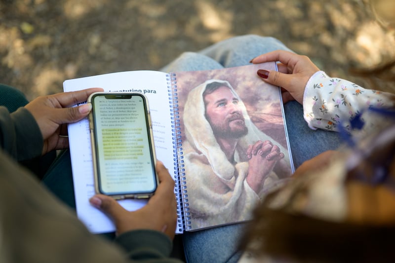 Des jeunes étudient les Écritures et les enseignements de Jésus-Christ lors d'une conférence Pour la solidité de la jeunesse au Chili, le 10 février 2026.