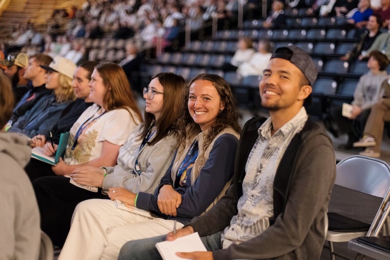 Des jeunes adultes saints des derniers jours se rassemblent dans l'ICCU Arena sur le campus de l'université de l'Idaho à Moscow (Idaho), pour écouter une réunion spirituelle commémorative des « 100 ans d'institut », le samedi 26 septembre 2026.