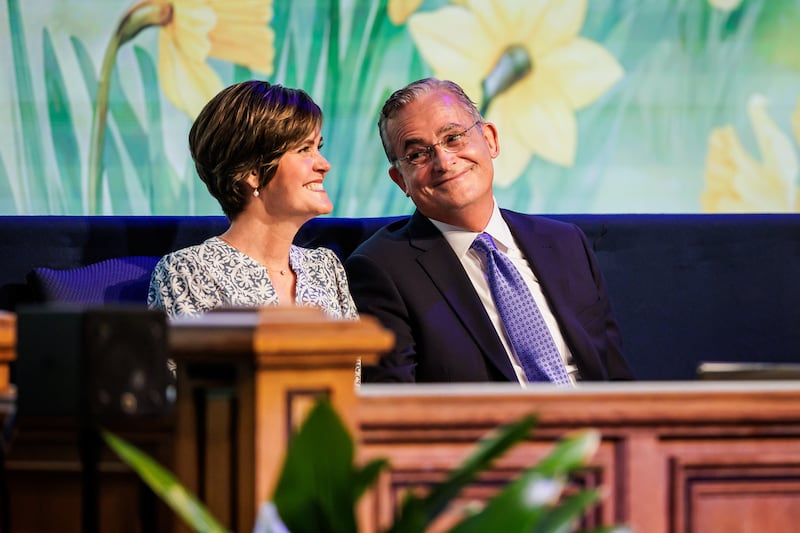 Le frère Patrick Kearon, du Collège des douze apôtres, s'exprime lors d'une réunion spirituelle dans le cadre de la Semaine d'éducation de BYU au Marriott Center à Provo (Utah), le 18 août 2026.