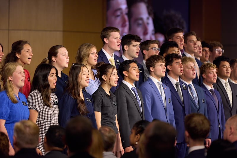 Une chorale de missionnaires à plein temps chante pendant la session du dimanche matin du Séminaire 2026 pour les nouveaux dirigeants de mission.