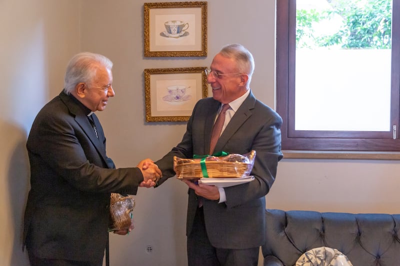 Frère Ulisses Soares, du Collège des douze apôtres, à droite, serre la main de l'évêque Ramón Castro, président de la Conférence des évêques catholiques du Mexique et évêque de Cuernavaca, à Mexico, au Mexique, le vendredi 28 août 2026.