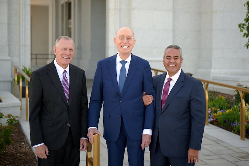 Le president Henry B. Eyring, premier conseiller dans la Premiere Presidence, est accompagne a gauche par frere Steven R. Bangerter, soixante-dix Autorite generale et directeur executif du departement des temples de l'Eglise, et a droite par frere Jorge T. Becerra, soixante-dix Autorite generale et membre de la presidence de l'interregion d'Utah, avant la dedicace du temple de Lindon (Utah) le dimanche 3 mai 2026.