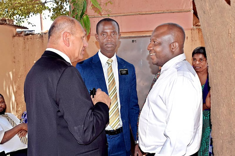 Robert White, greffier de la branche de Bamako, à gauche, s’entretient avec le président Brou Fidele Kouadio, premier conseiller dans la présidence de la mission d’Abidjan Est (Côte d’Ivoire), au centre, et Ibrahima Togola, président de la branche de Bamako, à Bamako (Mali), le samedi 18 avril 2026.