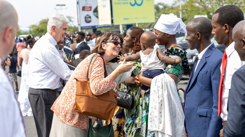 Un groupe de membres salue frère Gérald Caussé et sœur Valérie Caussé à Bujumbura, au Burundi, le 21 octobre 2026.