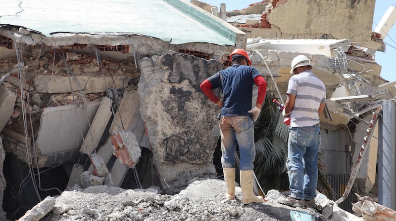 Des travailleurs fouillent les décombres à La Guaira, au Venezuela, le 29 juin 2026.