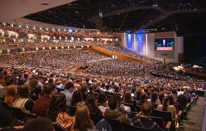 Des etudiants de BYU-Idaho se rassemblent au centre de BYU-I a Rexburg, en Idaho, pour ecouter une devotionnelle avec frere Neil L. Andersen, du College des douze apotres, le dimanche 22 fevrier 2026.