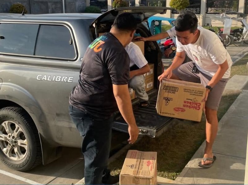 Des membres locaux de l'Église de Jésus-Christ des Saints des Derniers Jours se préparent à transporter 200 kits alimentaires dans un bateau loué depuis General Santos City vers les habitants de Glan et Alabel le 10 juin 2026, à la suite du récent tremblement de terre de magnitude 7,8 à Mindanao, aux Philippines.