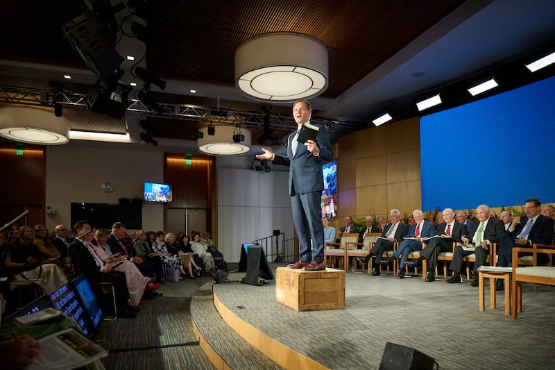 Frère Gary E. Stevenson du Collège des douze apôtres se tient sur une caisse à savon en prenant la parole lors du Séminaire 2026 pour les nouveaux présidents de mission au centre de formation des missionnaires de Provo à Provo, dans l'Utah, le vendredi 19 juin 2026.