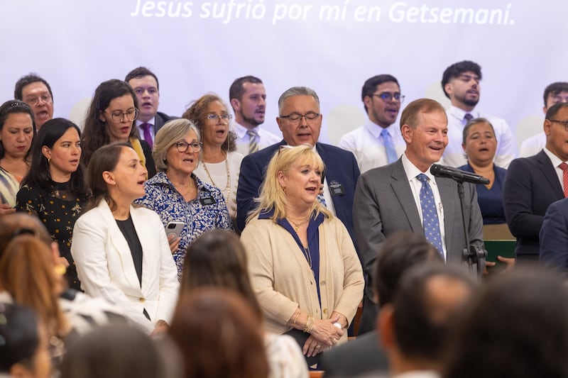 frère Gary E. Stevenson, du Collège des douze apôtres, et son épouse, sœur Lesa Stevenson, chantent pendant une réunion spirituelle avec des Saints des Derniers Jours à Cali, en Colombie, le lundi 24 août 2026.