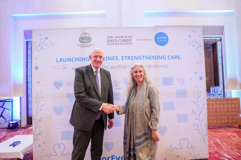 frère Kelly R. Johnson, soixante-dix Autorité générale et président de l'interrégion d'Asie de l'Église, et Pernille Ironside, représentante de l'UNICEF au Pakistan, posent pour une photo lors de l'annonce du don de 1,2 million de dollars de l'Église pour soutenir les efforts de l'UNICEF en matière de soins néonatals et aux nouveau-nés au Pakistan, à Islamabad, au Pakistan, le 31 août 2026.