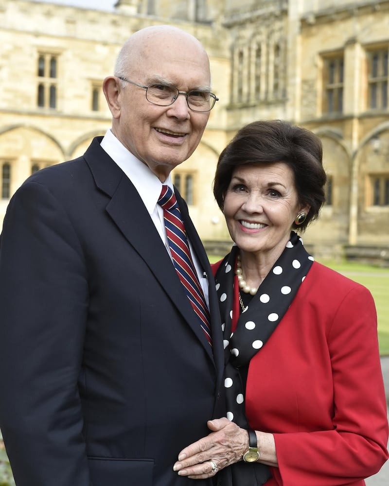 Frère Dallin H. Oaks du Collège des douze apôtres, avec sa femme, sœur Kristen M. Oaks, se tiennent sur le campus de l'Université d'Oxford en Angleterre en juin 2016.