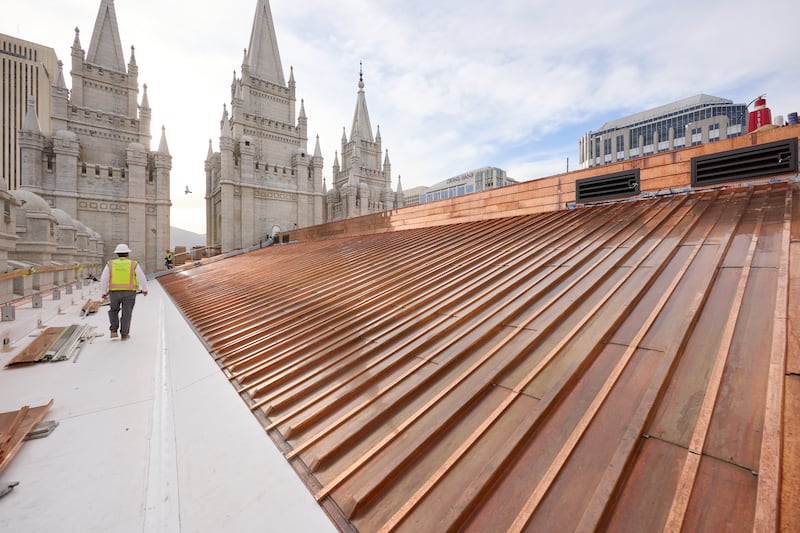 Des équipes installent un nouveau toit en cuivre sur le temple de Salt Lake le mardi 21 avril 2026, à Salt Lake City.