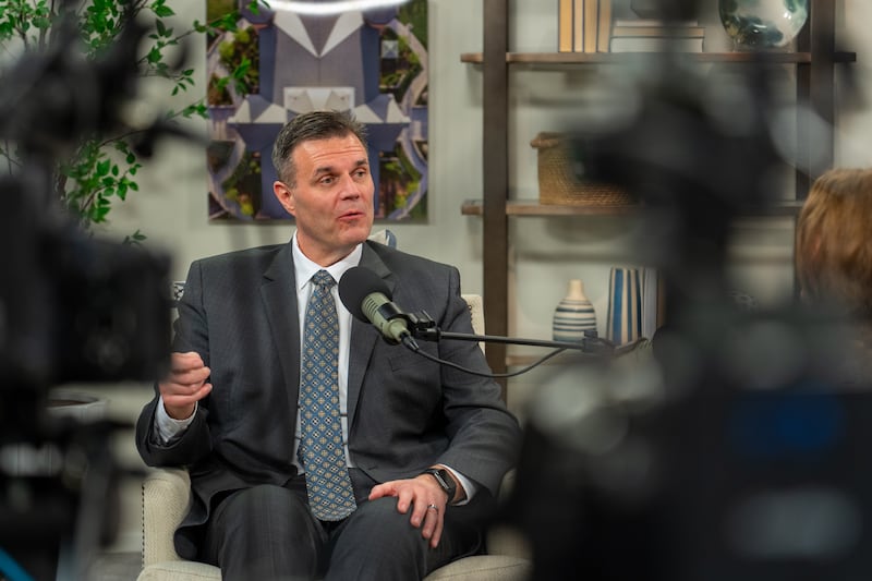 Blaine Maxfield, directeur administratif des services d'entraide et d'autonomie de l'Eglise de Jesus-Christ des Saints des Derniers Jours, s'entretient avec la journaliste de Church News Mary Richards lors de l'episode du balado Church News diffuse le mardi 28 avril 2026.