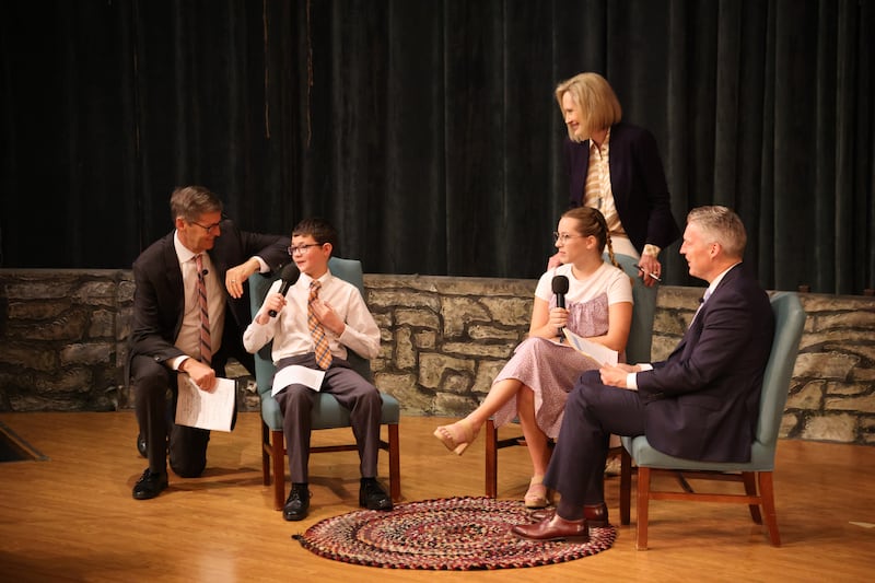 Le président Steven J. Lund, la présidente Bonnie H. Cordon et frère Jeremiah J. Morgan s'entretiennent avec des jeunes lors d'une réunion de formation au centre d'accueil des visiteurs de Nauvoo, à Nauvoo (Illinois), le 24 septembre.