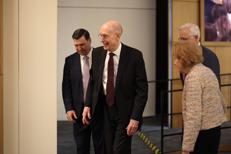 Le président Henry B. Eyring sort après avoir pris la parole lors du séminaire 2026 pour les nouveaux présidents de mission.